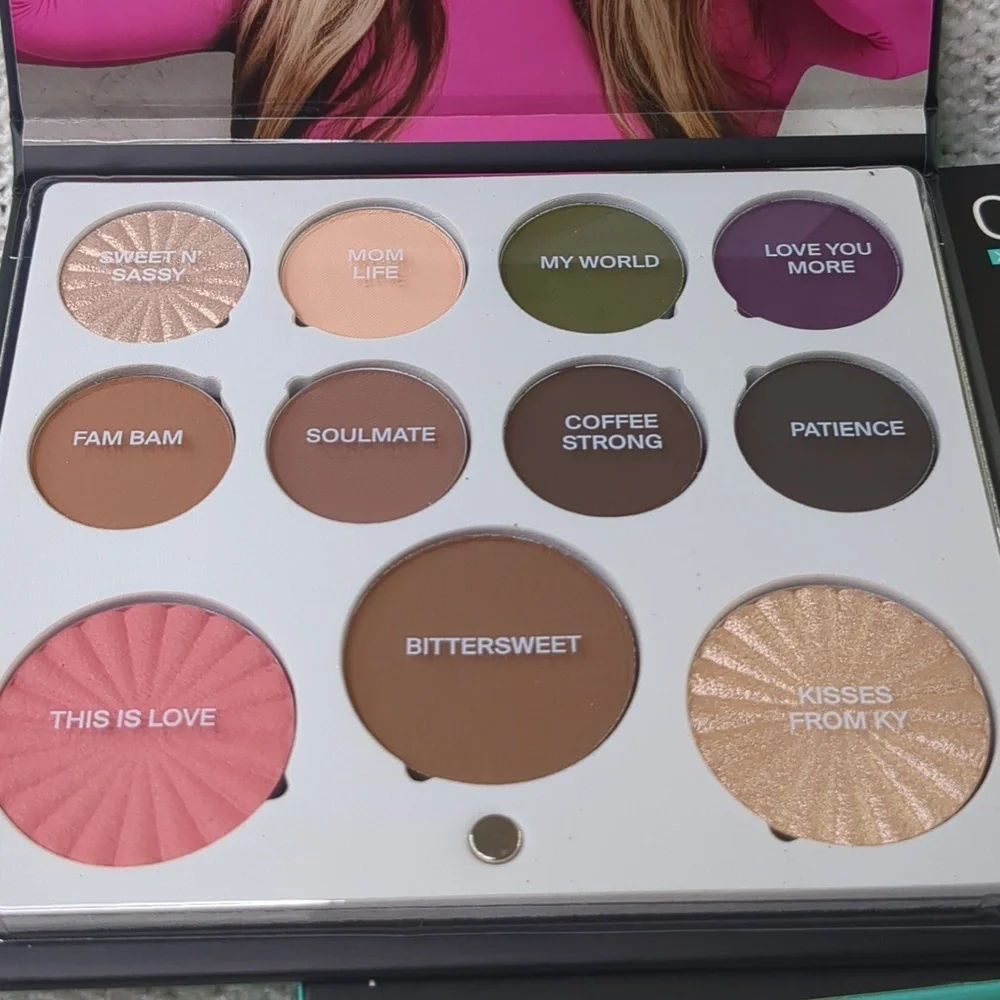 OFRA (X HOT MESS MOMMA) Mini Mix Face Palette in Unconditional, 21g/0.74oz